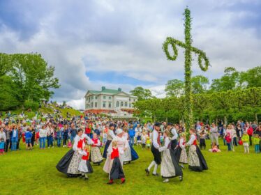 Midsummer-CELEBRATION-IN-SWEDEN-1200×851